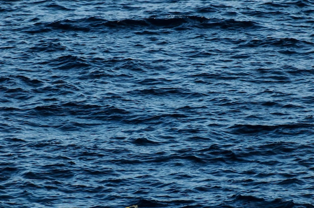Wzór tekstury niebieskiej wody w południe na Oceanie Atlantyckim