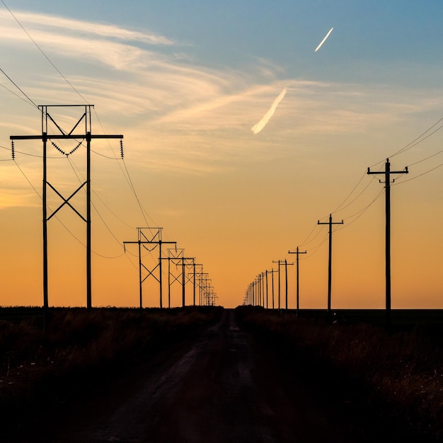 Wzorce elektryczne przy drodze na tle nieba podczas zachodu słońca