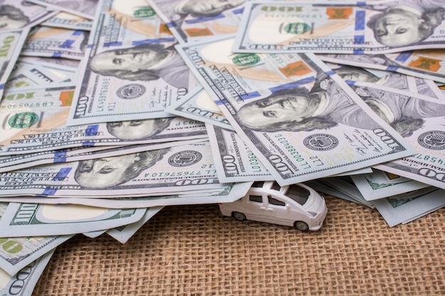 Wzorcowy samochód pokryty banknotami dolara amerykańskiego