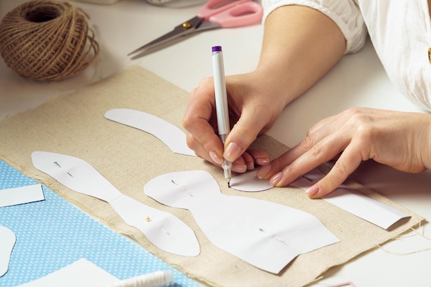 Wzory do szycia dla przyszłych zabawek lub ubrań Przycięta szpilka krawcowa sprawia, że wzory do szycia papieru malują kontur