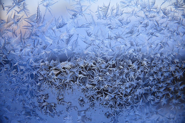 Zdjęcie wzory mrozu na szybie okiennej, abstrakcyjne tło zima szron śnieg