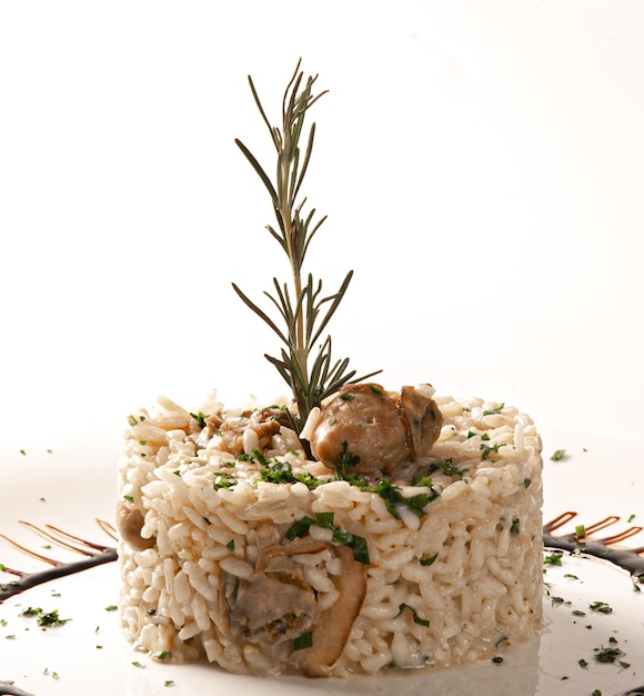 XAOyster risotto z gorgonzolą na talerzu ozdobione syropami