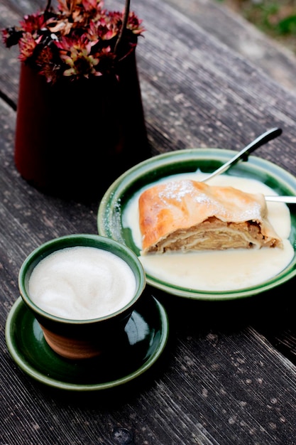 XDxAA Strudel jabłkowy i kawa na drewnianym blacie