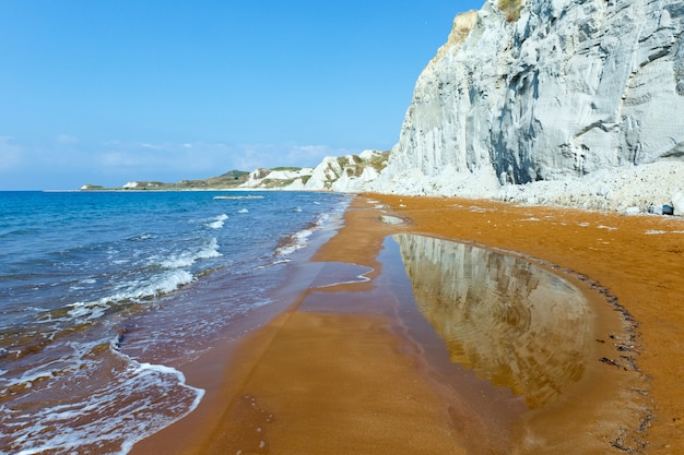 Zdjęcie xi plaża z czerwonym piaskiem. widok rano grecja, kefalonia. morze jońskie.