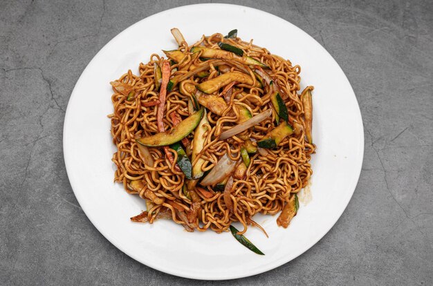 Yakisoba warzywna na rustykalnym tle