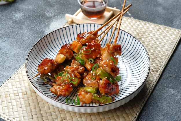 yakitori japoński grillowany kurczak, zbliżenie kurczaka yakitori