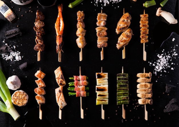 Yakitori na czarnym tle