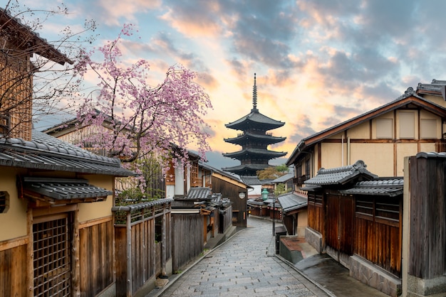 Yasaka pagoda i Sannen Zaka ulica z czereśniowym okwitnięciem w ranku, Kyoto, Japonia