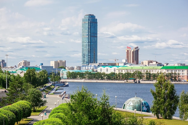 Yekaterinburg, Federacja Rosyjska - 02 lipca 2016: Wysocki to wieżowiec w Jekaterynburgu. Jest to drugi najwyższy budynek w Rosji i najbardziej wysunięty na północ budynek o wysokości ponad 150 metrów na świecie.