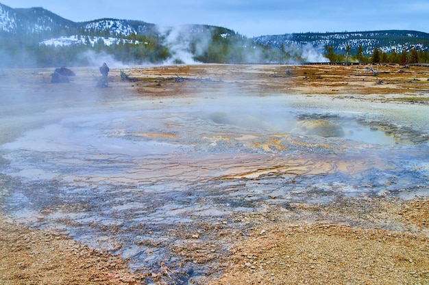 Zdjęcie yellowstone zimą z basenami termalnymi wód alkalicznych