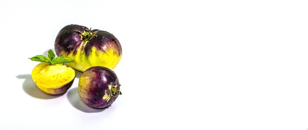 Yellowviolet Tomatoes odmiany Kolory podstawowe samodzielnie na białym tle
