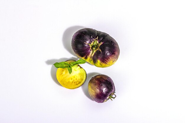 Yellowviolet Tomatoes odmiany Kolory podstawowe samodzielnie na białym tle