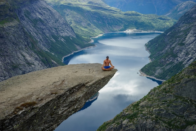 Yog Modli Się Na Krawędzi Trolltunga. Odda. Norwegia