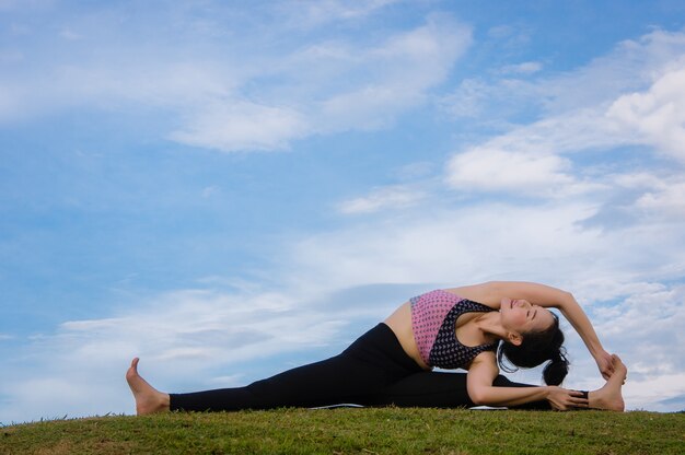 Zdjęcie yoga girl wzmocnienie koncentracji skóry, zdrowia i dobrego zdrowia jest dobrym ćwiczeniem