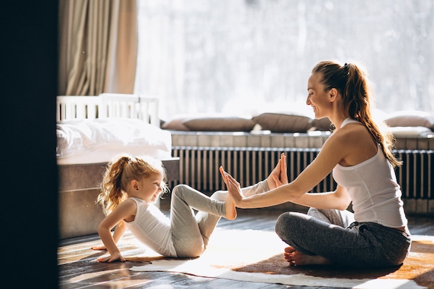 Yoga matki i córki w domu