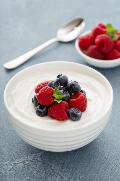 Yogurt naturalny w misce z jagodami