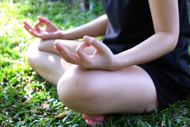 Yong woman yoga outdoor in the garden. zrelaksować się w naturze