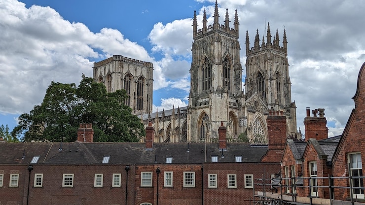 Zdjęcie york minster nad dachami