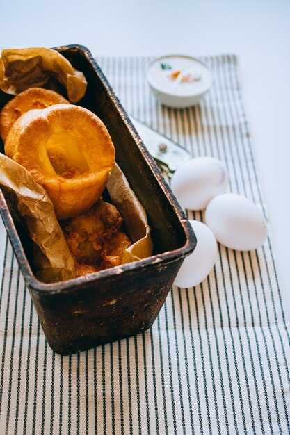 Yorkshire puddingi z nadzieniem rybnym, w starej metalowej tacy