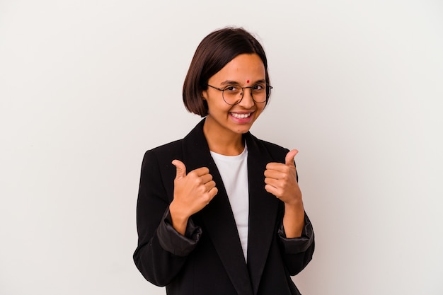 Young business Indian kobieta na białym tle podnosząc oba kciuki do góry, uśmiechnięty i pewny siebie.
