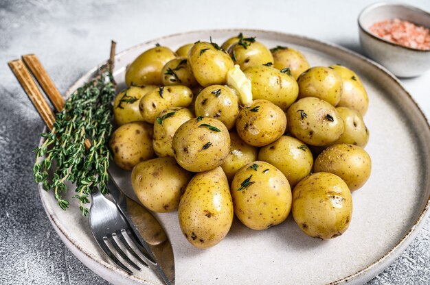 Zdjęcie young fresh domowe ziemniaki gotowane z tymiankiem