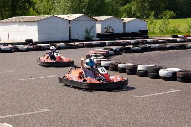 Youth Go Kart Racer na torze Dynamiczny obraz nastoletniego chłopca poruszającego się szybko przez gokart z efektem rozmycia ruchu