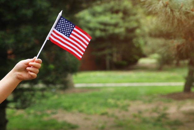 Z amerykańską flagą w jej ręce Dzień Niepodległości, koncepcja dzień flagi