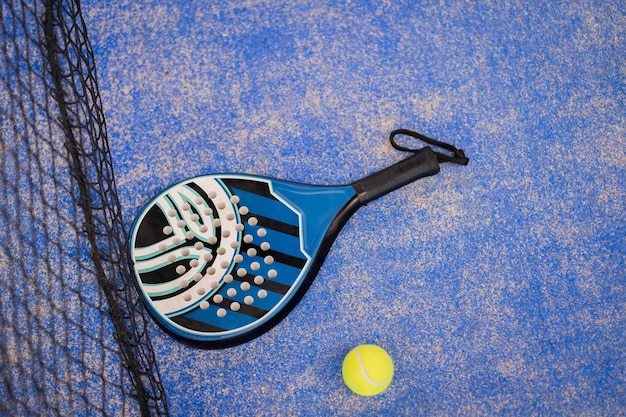 Z bliska rakietę i piłki do padelu lub tenisa