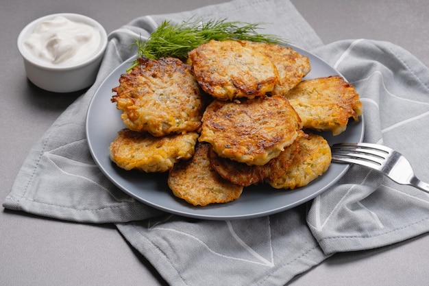 Z bliska widok placków ziemniaczanych Placki ziemniaczane latkes flapjacks hashbrown lub vada ziemniaczana