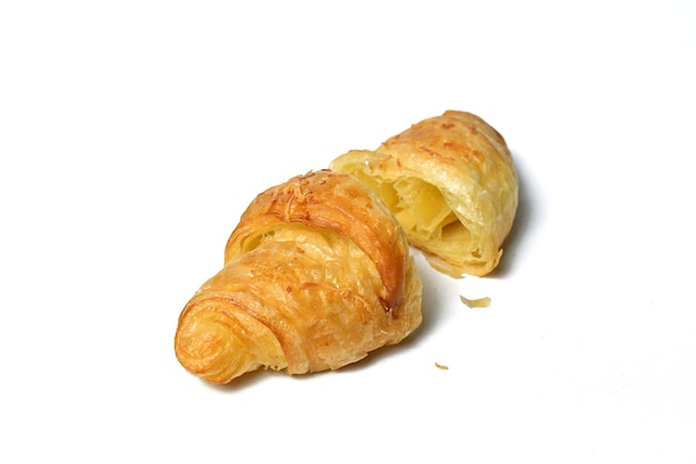 Z bliska widok rozbitych na pół croissantów