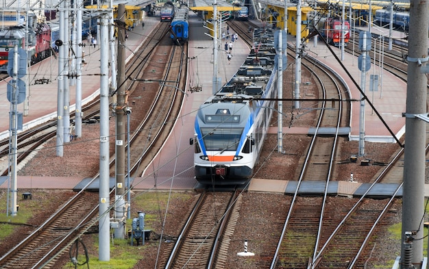 Z dworca odjeżdża nowoczesny pociąg.