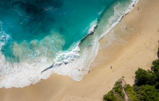 Z góry na dół Drone strzał z dużych fal plaży Kelingking w Nusa Penida, Bali - Indonezja