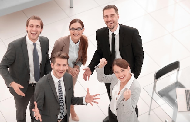 Z góry szczęśliwa ekipa biznesowa stojąca w biurze