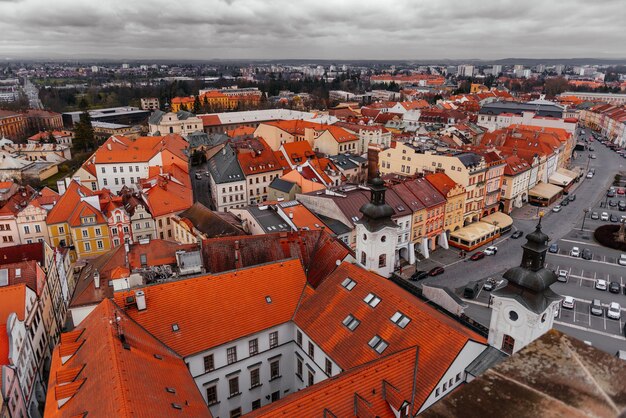 Zdjęcie z góry widok czerwonych dachów z terakoty w republice czeskiej widok z powietrza architektury starego miasta