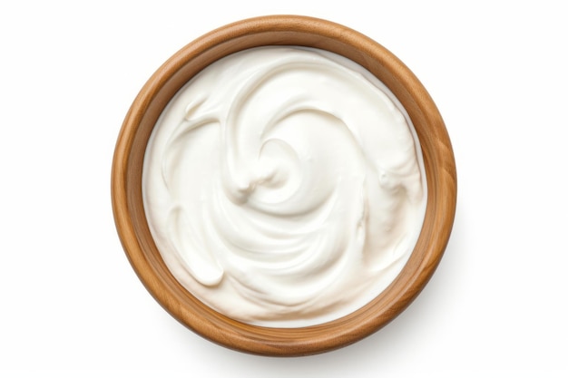 Z góry widok izolowanej drewnianej miski wypełnionej jogurtem na białym tle