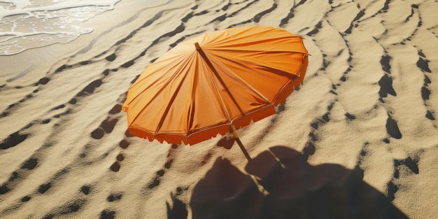 Z góry widok pomarańczowy parasol na plaży letnie wakacje