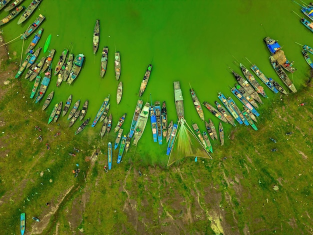 Zdjęcie z góry widok wioski rybackiej ben nom świeży zielony obraz sezonu zielonych alg na jeziorze tri an z wieloma tradycyjnymi łodziami rybackimi zakotwiczonymi w dong nai w wietnamie