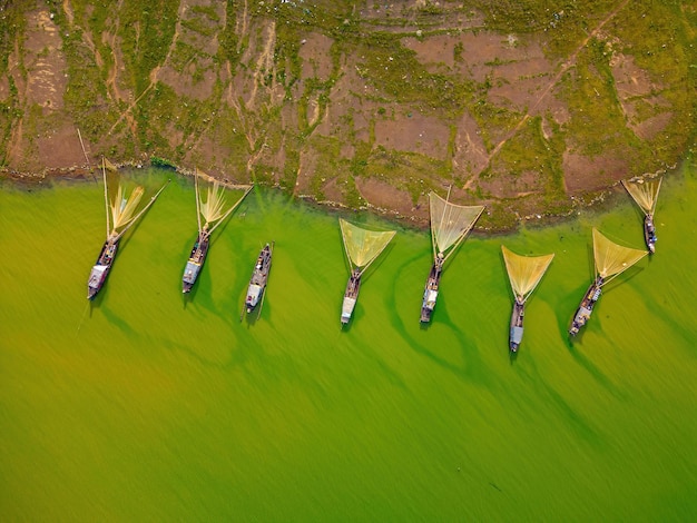 Zdjęcie z góry widok wioski rybackiej ben nom świeży zielony obraz sezonu zielonych alg na jeziorze tri an z wieloma tradycyjnymi łodziami rybackimi zakotwiczonymi w dong nai w wietnamie