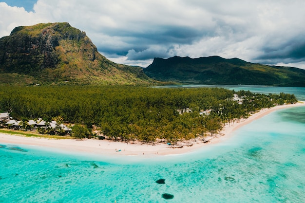 Z lotu ptaka na plażę i ocean w pobliżu góry Le Morne Brabant, rafy koralowej wyspy Mauritius.