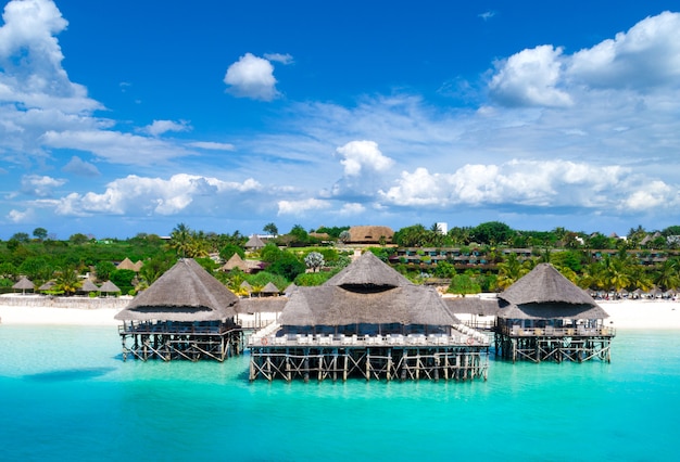 Z Lotu Ptaka Piękna Tropikalna Wyspa Zanzibar. Morze Na Plaży Zanzibar, Tanzania.