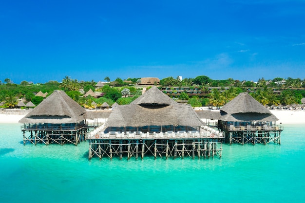 Z Lotu Ptaka Piękna Tropikalna Wyspa Zanzibar. Morze Na Plaży Zanzibar, Tanzania.