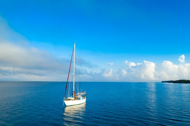 Z Lotu Ptaka Piękna Tropikalna Wyspa Zanzibar. Morze Na Plaży Zanzibar, Tanzania.