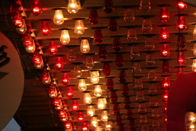 Zdjęcie z niskiego kąta widok oświetlonych latarni wiszących w nocy