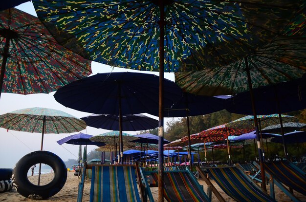 Zdjęcie z niskiego kąta widok parasoli wiszących na plaży