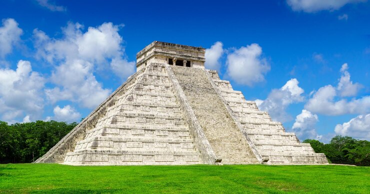 Zdjęcie z niskiego kąta widok świątyni w chichen itza