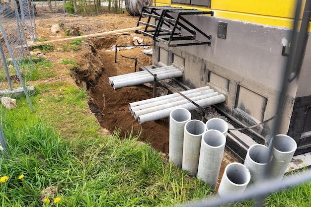 Z panelu elektrycznego wychodzą rury z azbestem