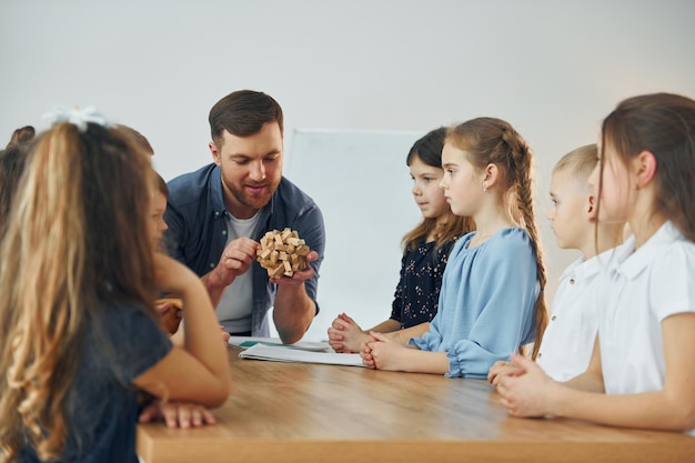 Z puzzlami Grupa dzieci w klasie w szkole z nauczycielem