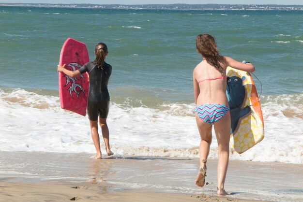 z systemem plaży Aktywna dziewczyna na plaży z desek surfingowych