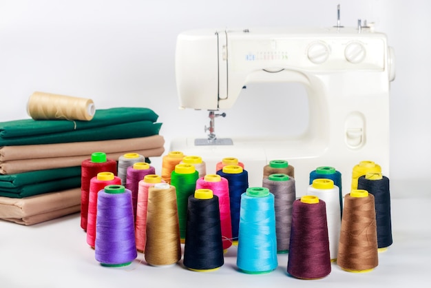 Z tkaniny i nici używana jest maszyna do szycia