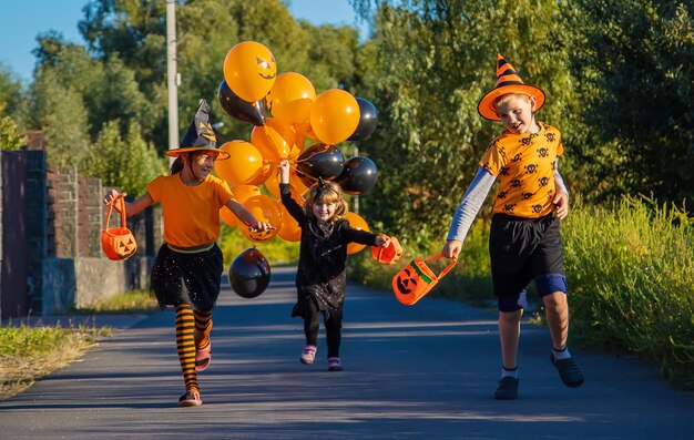 Zdjęcie z tyłu kobieta z balonami